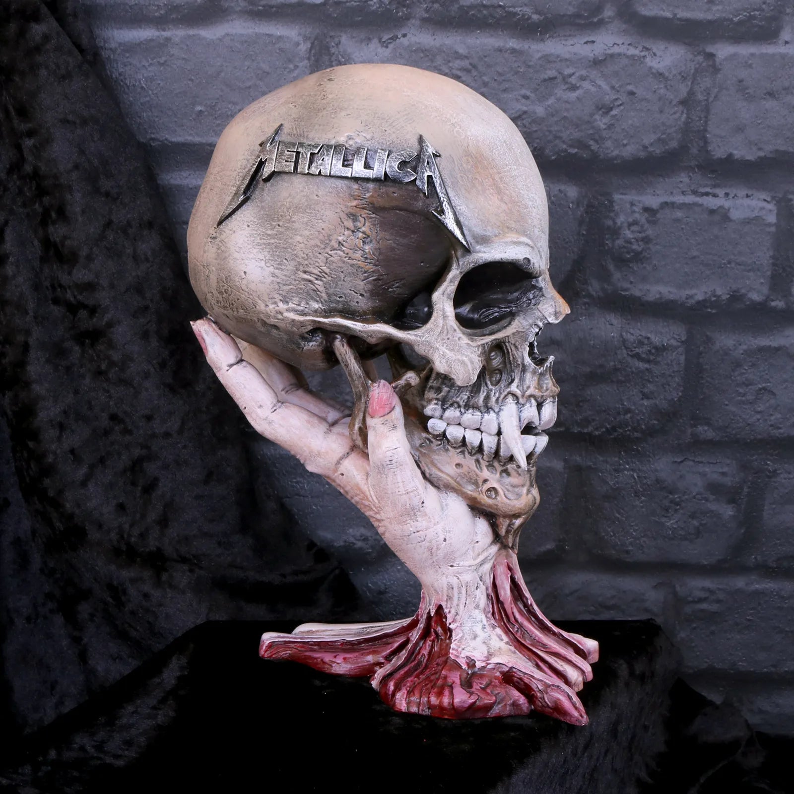 Figurine Metallica Sad But True Skull 22 cm – mise en scène sur fond noir, design