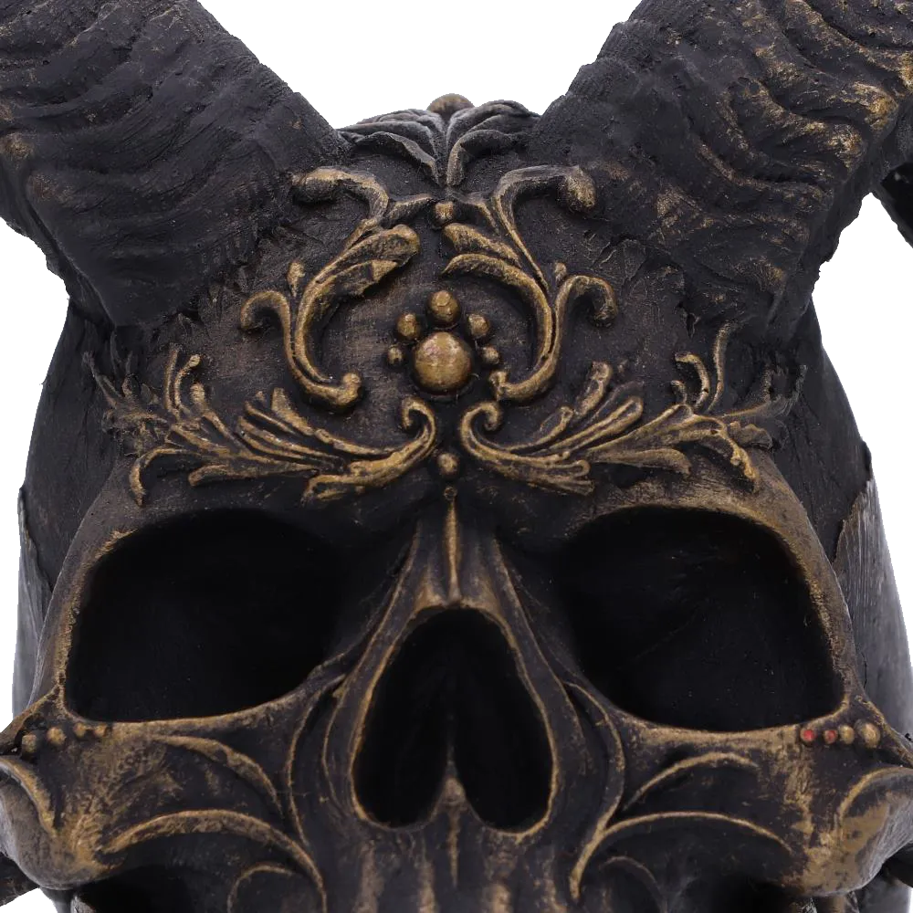 Gros plan sur les décorations dorées du front du crâne Diabolus
