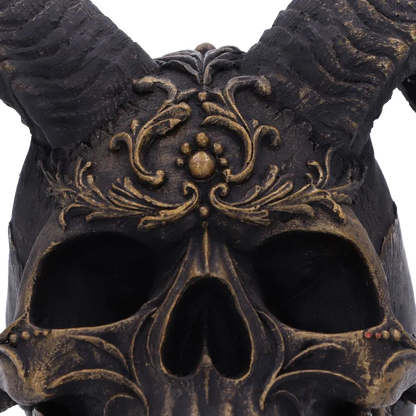 Gros plan sur les décorations dorées du front du crâne Diabolus