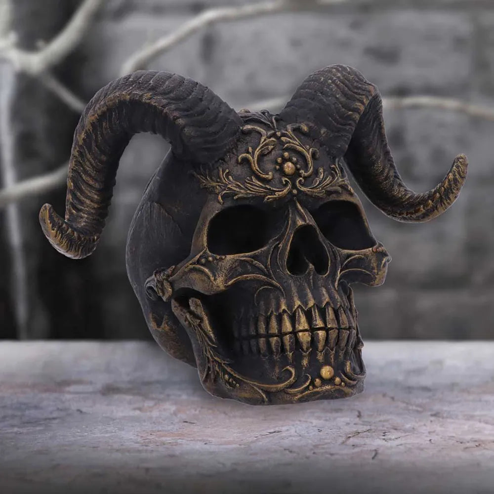 Crâne Diabolus Nemesis Now en mise en scène gothique