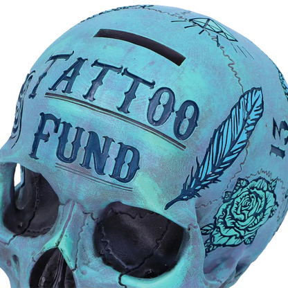 Détail de la fente à pièces sur le dessus du crâne Tattoo Fund