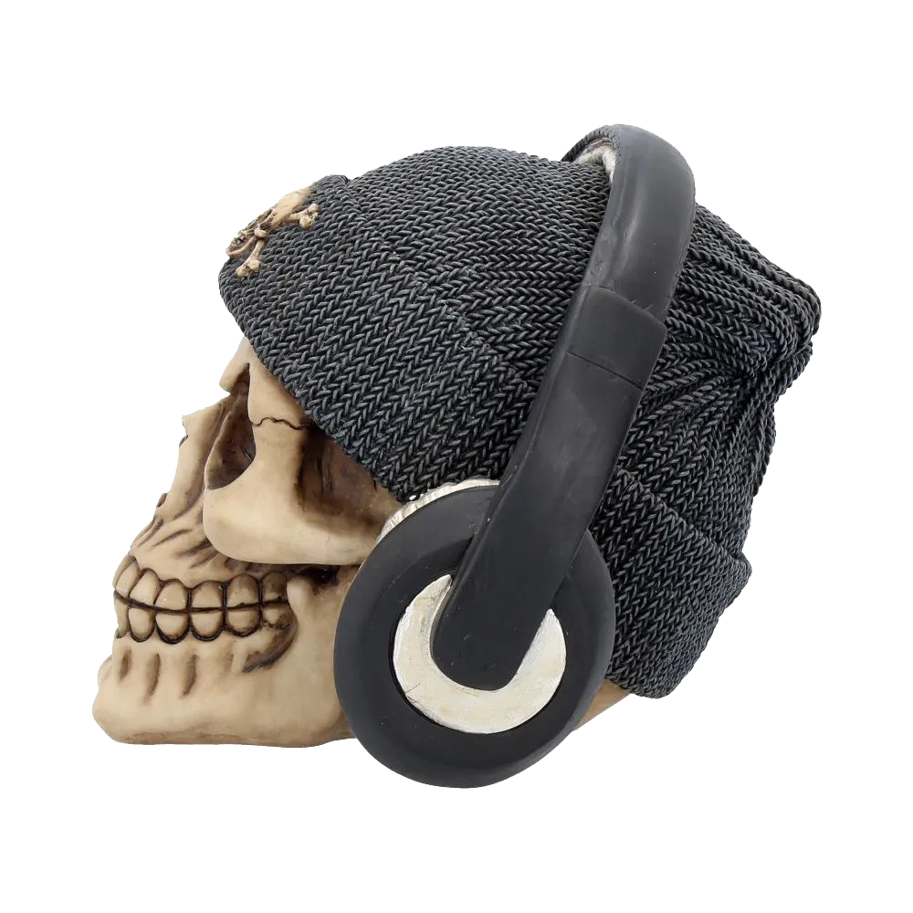 Crâne “Dead Beat” – profil gauche avec casque et texture de bonnet tressé
