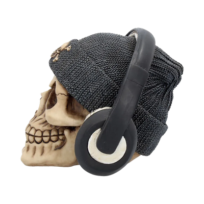 Crâne “Dead Beat” – profil gauche avec casque et texture de bonnet tressé