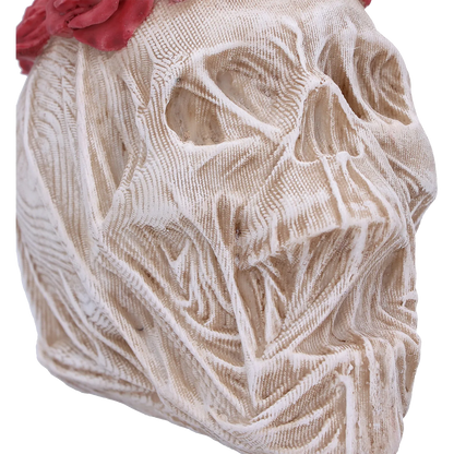 Crâne décoratif “The Veil” – gros plan sur les roses rouges et texture ivoire du voile