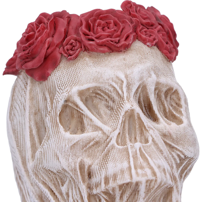 Crâne “The Veil (Small)” – détail du relief sculpté et de la couronne florale