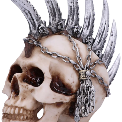 Détail du crâne Chain Blade, chaînes argentées et sculpture réaliste peinte à la main