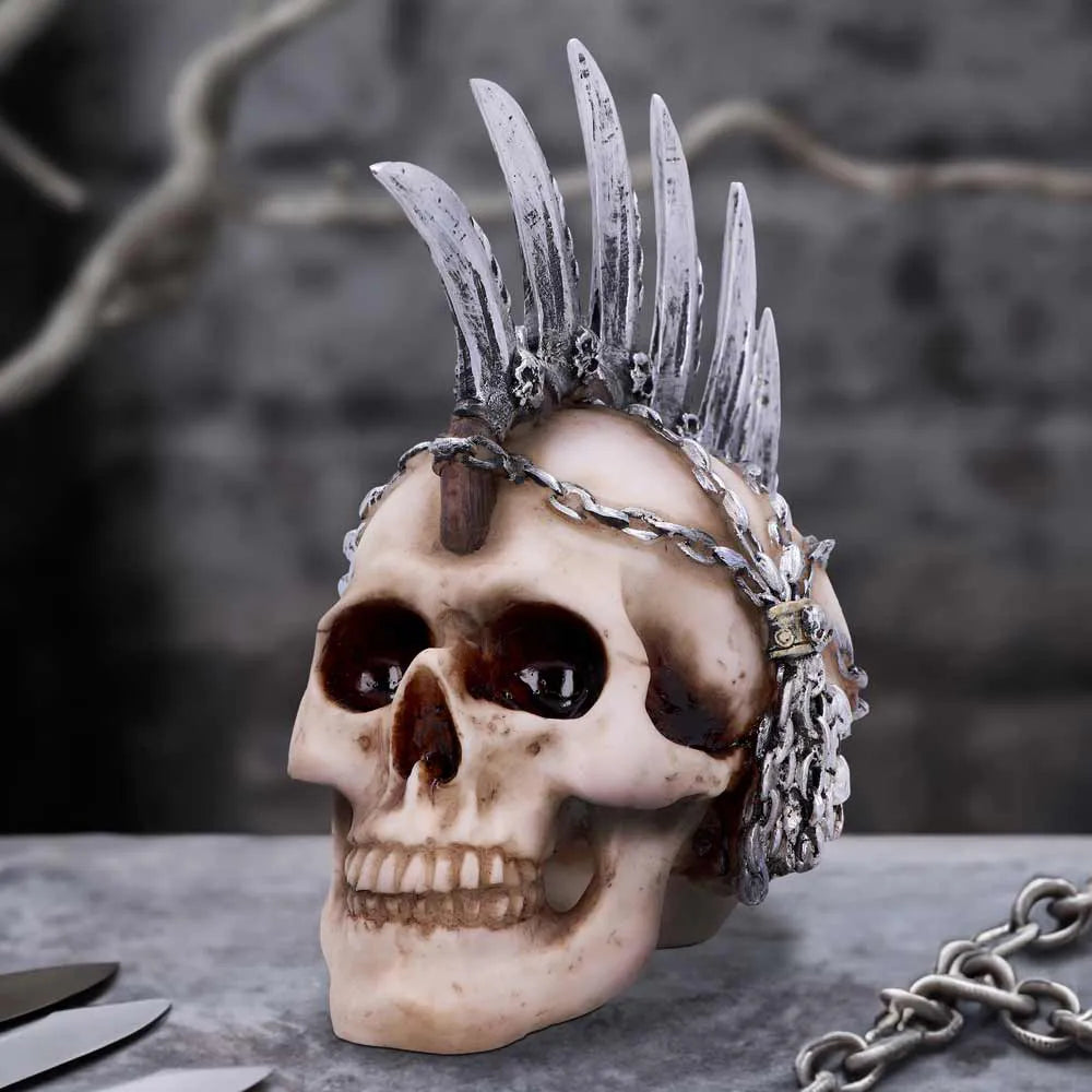 Crâne punk Mohawk Chain Blade vu de face, lames argentées et regard macabre