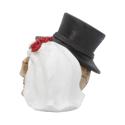 Vue de 3/4 arrière de la figurine gothique – focus sur le voile blanc du crâne féminin et chapeau du crâne masculin