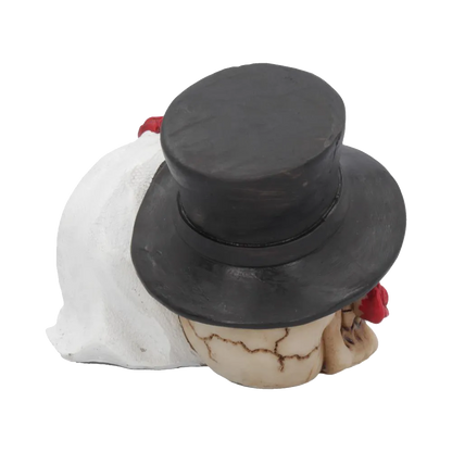 Vue arrière de la figurine gothique – voile blanc du crâne féminin et chapeau du crâne masculin