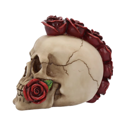 Vue latérale gauche – figurine Rosehawk avec crête florale et rose en bouche