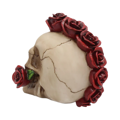 Vue diagonale arrière de la figurine – alignement des roses rouges sur le crâne