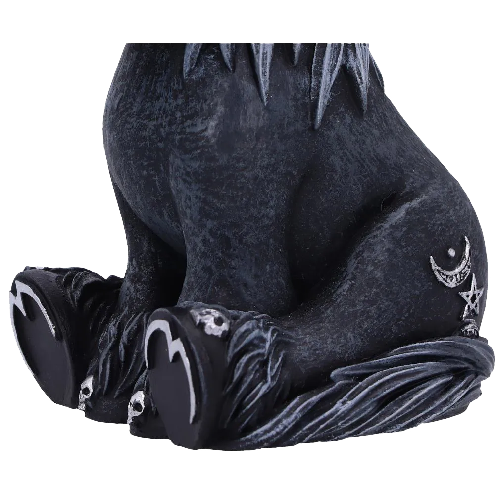 Détail des sabots de la figurine Culticorn Nemesis Now - décorés de crânes et croissants de lune argentés.