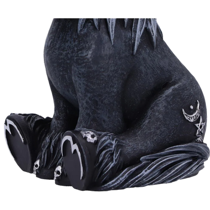 Détail des sabots de la figurine Culticorn Nemesis Now - décorés de crânes et croissants de lune argentés.