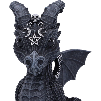 Gros plan sur la tête du dragon Lucifly avec pentagramme et croissant de lune