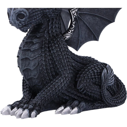 Détail du torse et des griffes argentées du dragon Lucifly en résine