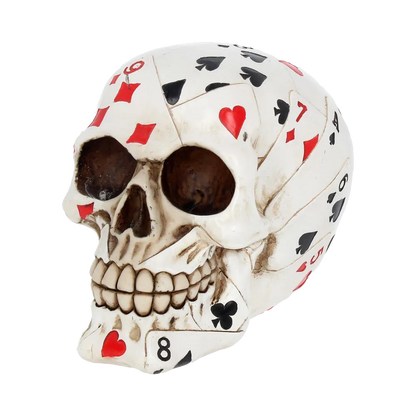 Crâne Dead Man’s Hand vu de face, détails des cartes rouges et noires