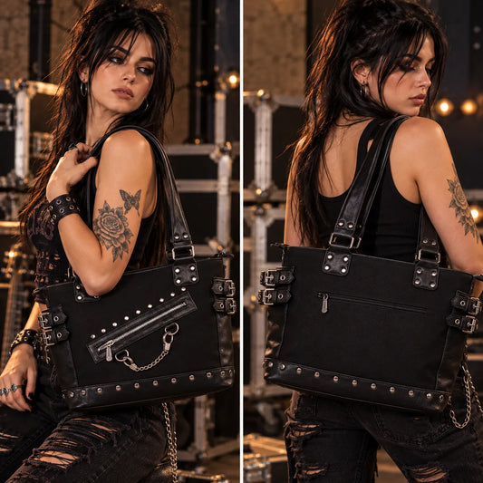 Grand sac à main punk noir Banned Alternative clouté avec chaînes et boucles porté à l’épaule | Banned Alternative large black studded punk handbag with chains and buckles worn over the shoulder