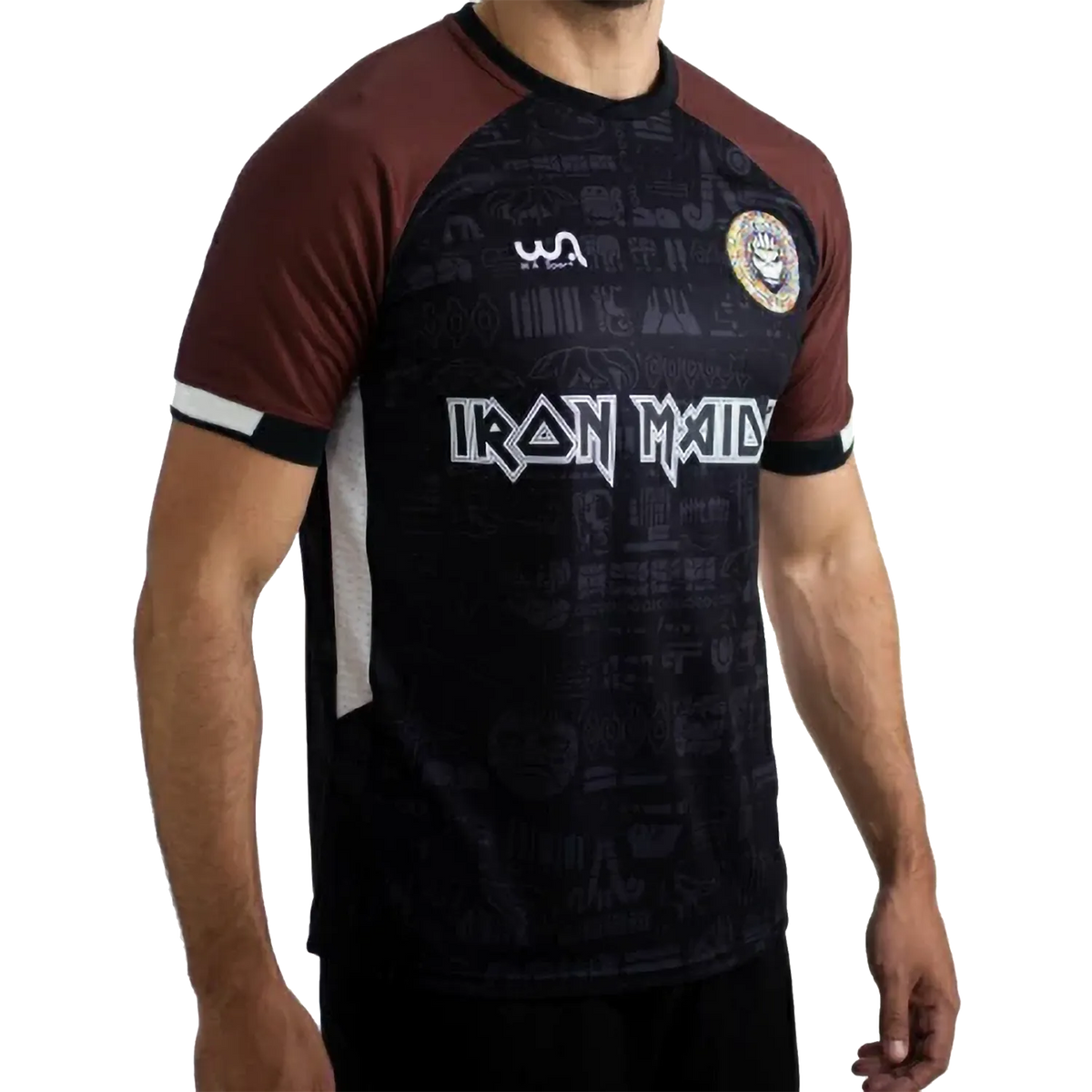 Maillot de football officiel Iron Maiden The Book Of Souls – vue de face, noir et marron avec écusson Maiden FC | Official Iron Maiden The Book Of Souls football shirt – front view, black and brown with Maiden FC badge