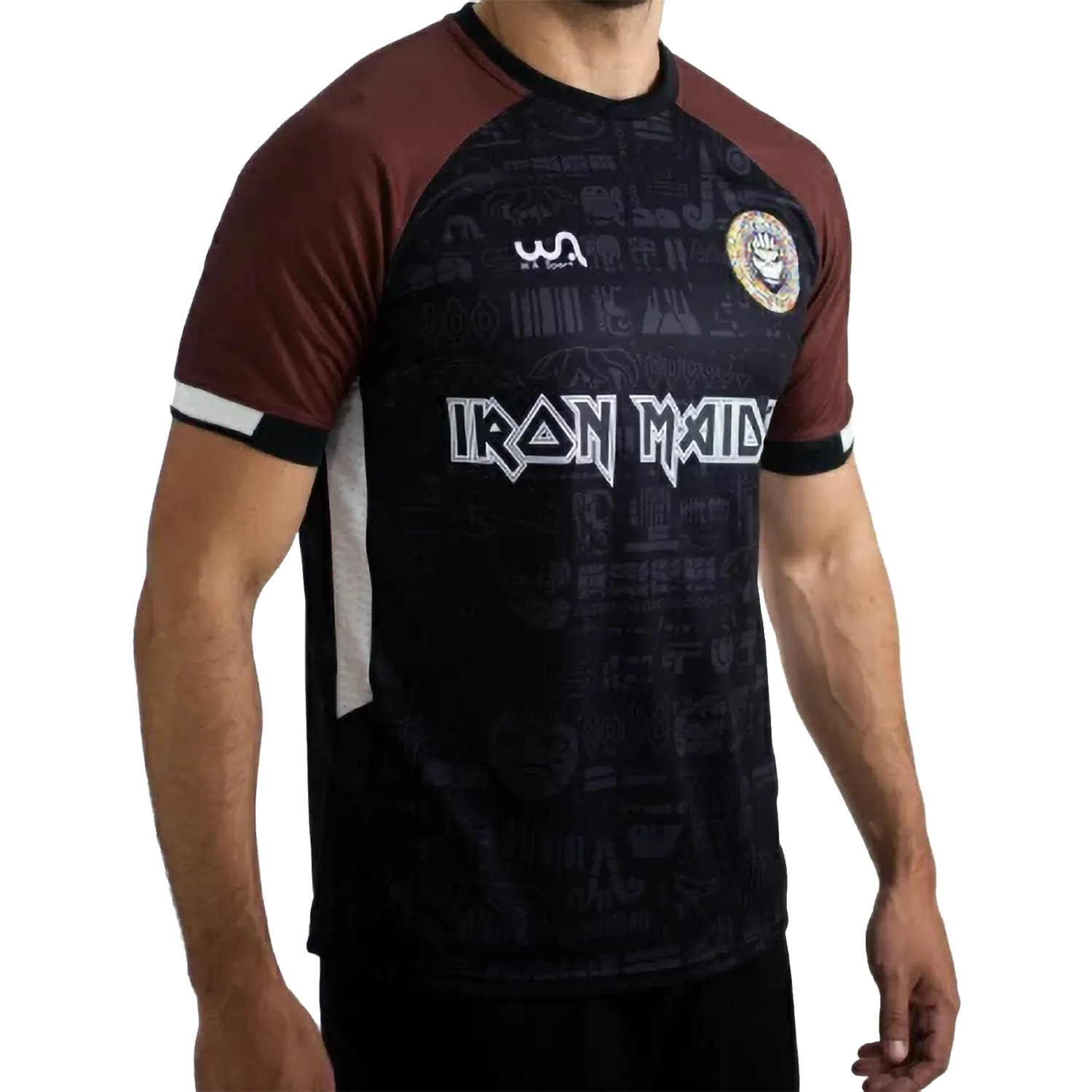 Maillot de football officiel Iron Maiden The Book Of Souls – vue de face, noir et marron avec écusson Maiden FC | Official Iron Maiden The Book Of Souls football shirt – front view, black and brown with Maiden FC badge