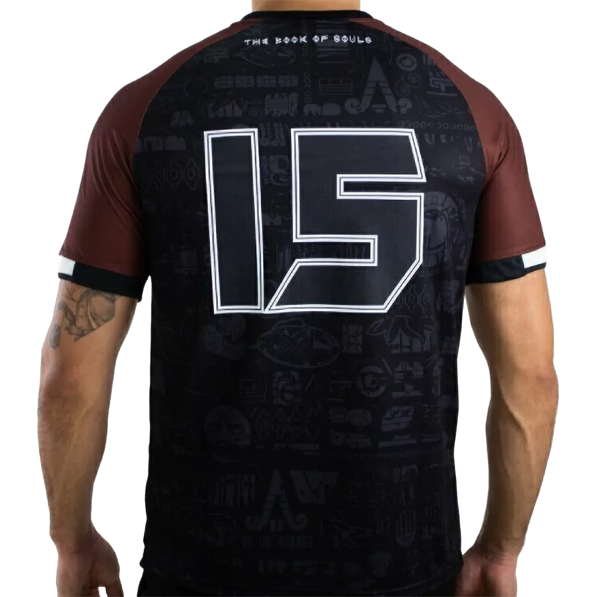 Maillot de football officiel Iron Maiden The Book Of Souls – vue de dos avec numéro 15 et motifs ton sur ton | Official Iron Maiden The Book Of Souls football shirt – back view with number 15 and tone-on-tone motifs