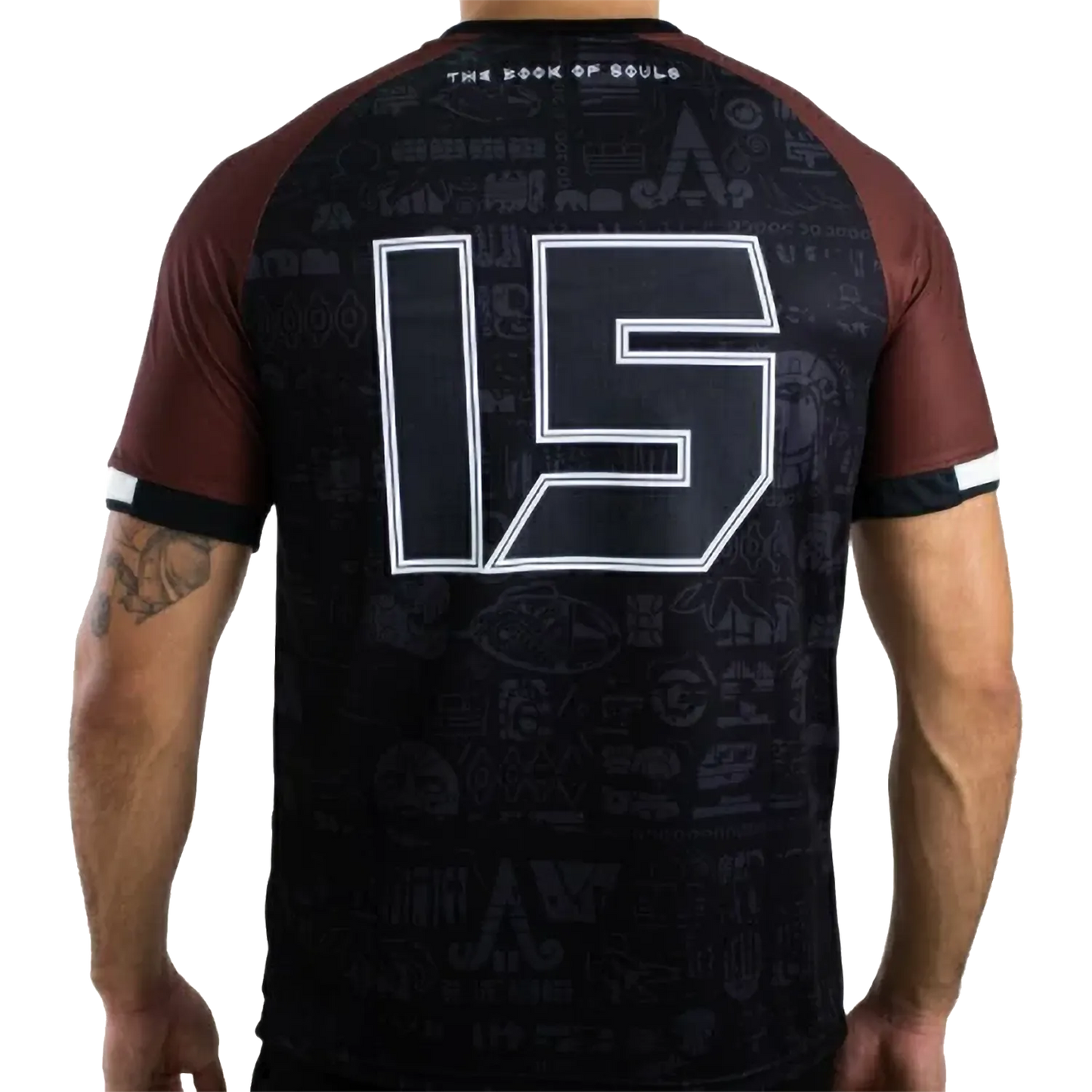 Maillot de football officiel Iron Maiden The Book Of Souls – vue de dos avec numéro 15 et motifs ton sur ton | Official Iron Maiden The Book Of Souls football shirt – back view with number 15 and tone-on-tone motifs