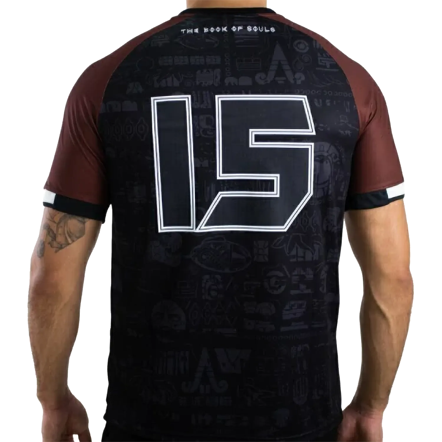 Maillot de football officiel Iron Maiden The Book Of Souls – vue de dos avec numéro 15 et motifs ton sur ton | Official Iron Maiden The Book Of Souls football shirt – back view with number 15 and tone-on-tone motifs