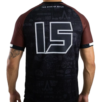 Maillot de football officiel Iron Maiden The Book Of Souls – vue de dos avec numéro 15 et motifs ton sur ton | Official Iron Maiden The Book Of Souls football shirt – back view with number 15 and tone-on-tone motifs