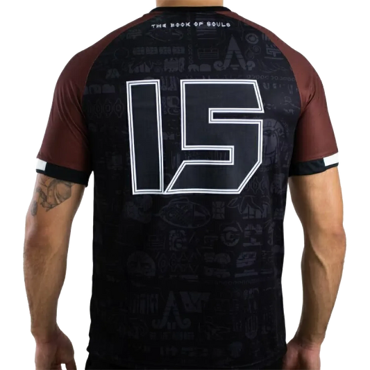 Maillot de football officiel Iron Maiden The Book Of Souls – vue de dos avec numéro 15 et motifs ton sur ton | Official Iron Maiden The Book Of Souls football shirt – back view with number 15 and tone-on-tone motifs