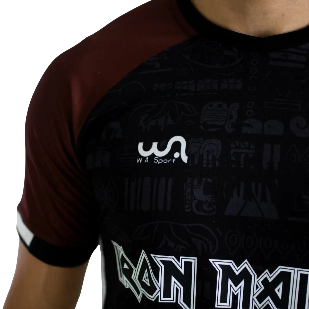 Détail du maillot Iron Maiden The Book Of Souls – logo WA Sport et motifs d'inspiration maya ton sur ton | Iron Maiden The Book Of Souls shirt detail – WA Sport logo and tone-on-tone Mayan-inspired motifs