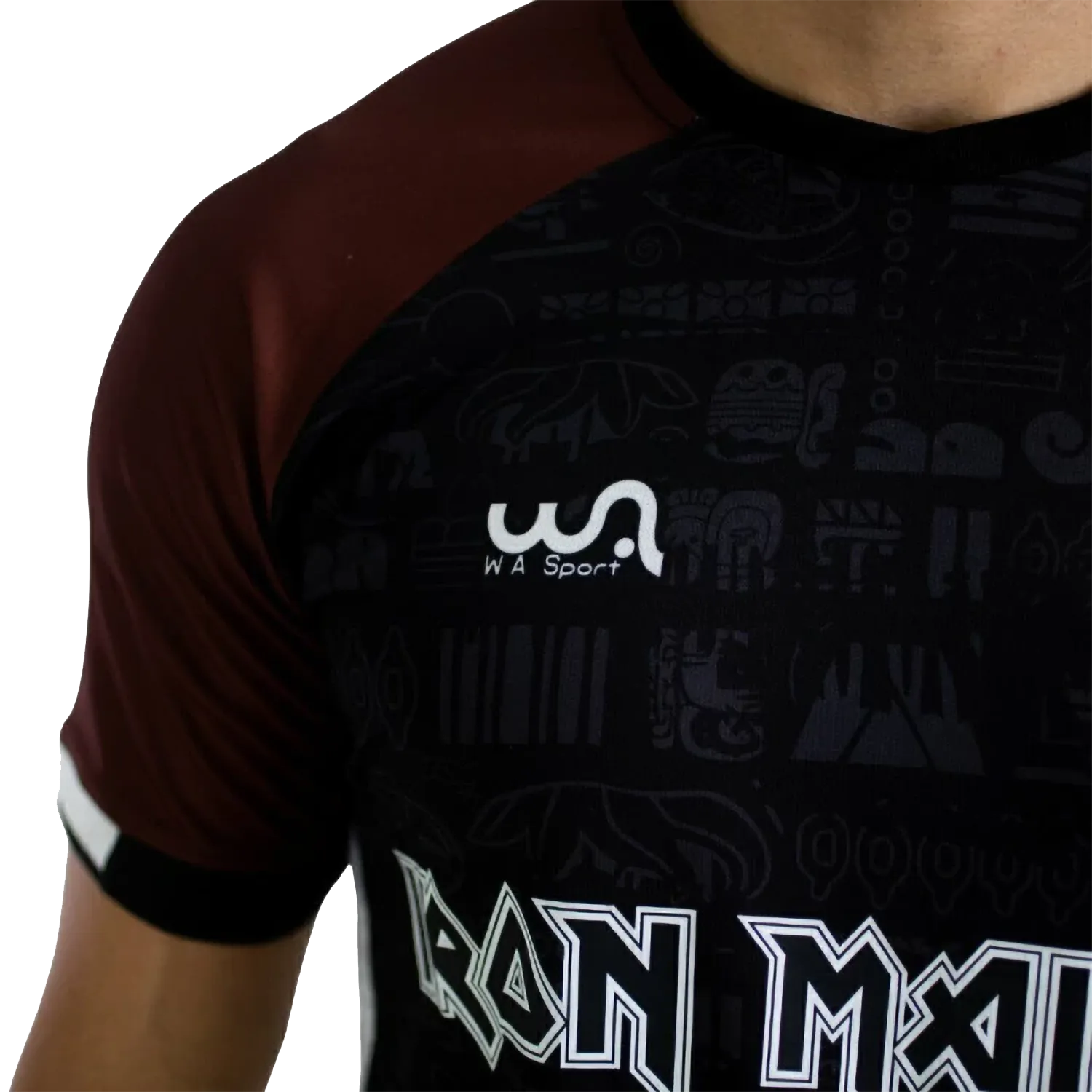 Détail du maillot Iron Maiden The Book Of Souls – logo WA Sport et motifs d'inspiration maya ton sur ton | Iron Maiden The Book Of Souls shirt detail – WA Sport logo and tone-on-tone Mayan-inspired motifs
