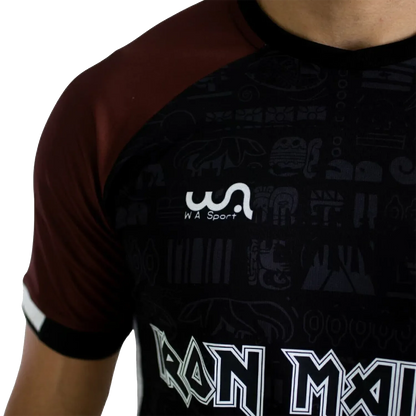 Détail du maillot Iron Maiden The Book Of Souls – logo WA Sport et motifs d'inspiration maya ton sur ton | Iron Maiden The Book Of Souls shirt detail – WA Sport logo and tone-on-tone Mayan-inspired motifs