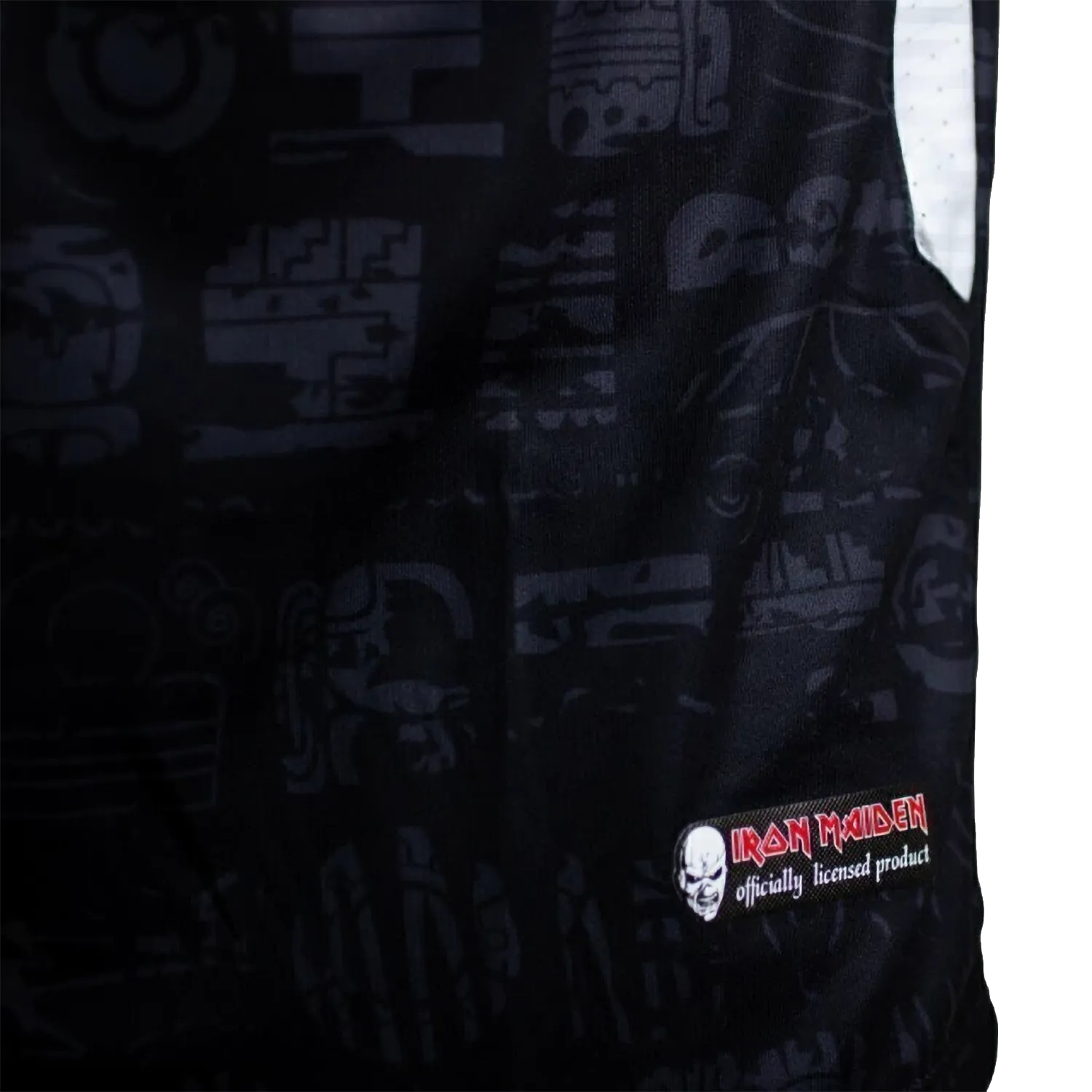 Étiquette Iron Maiden Officially Licensed Product sur le maillot The Book Of Souls | Iron Maiden Officially Licensed Product label on The Book Of Souls football shirt