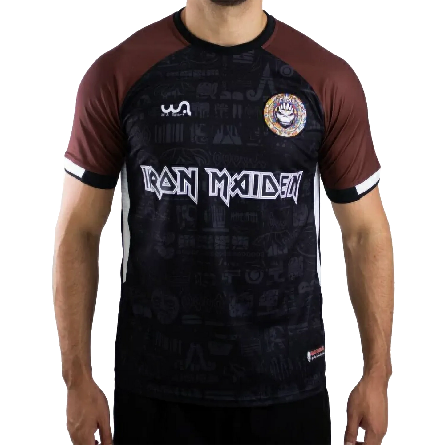 Maillot de football officiel Iron Maiden The Book Of Souls – vue de face, noir et marron avec écusson Maiden FC | Official Iron Maiden The Book Of Souls football shirt – front view, black and brown with Maiden FC badge