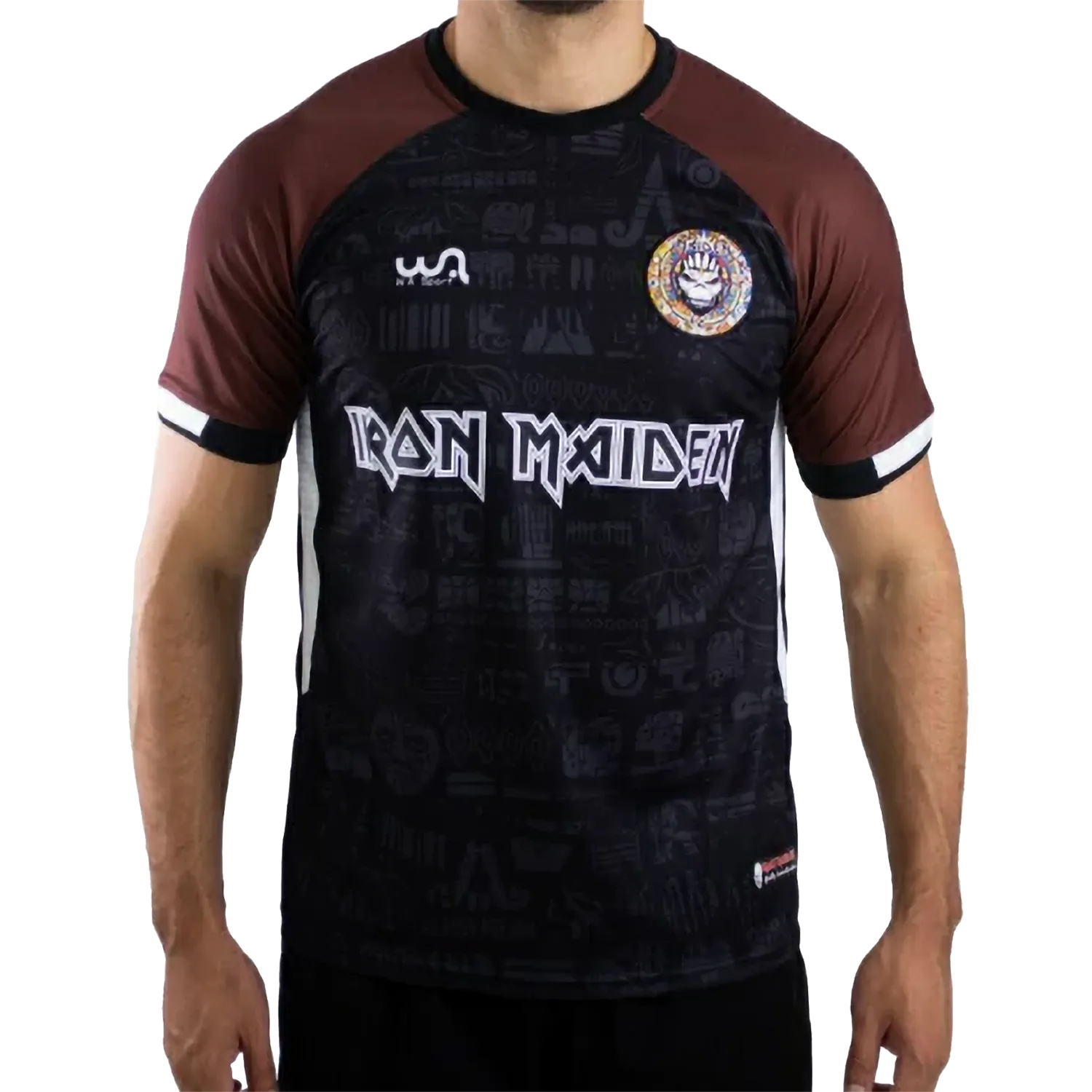 Maillot de football officiel Iron Maiden The Book Of Souls – vue de face, noir et marron avec écusson Maiden FC | Official Iron Maiden The Book Of Souls football shirt – front view, black and brown with Maiden FC badge