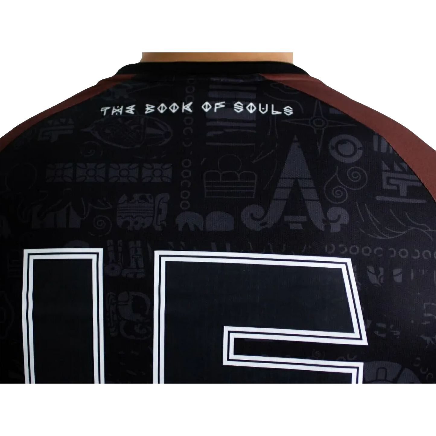 Maillot Iron Maiden The Book Of Souls officiel – détail du dos avec inscription The Book Of Souls, motifs ton sur ton et numéro 15 | Official Iron Maiden The Book Of Souls football shirt – back detail with The Book Of Souls lettering, tone-on-tone motifs and number 15