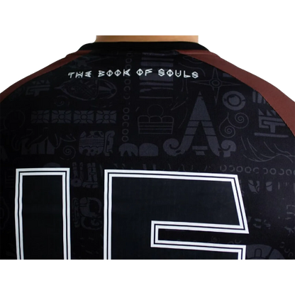 Maillot Iron Maiden The Book Of Souls officiel – détail du dos avec inscription The Book Of Souls, motifs ton sur ton et numéro 15 | Official Iron Maiden The Book Of Souls football shirt – back detail with The Book Of Souls lettering, tone-on-tone motifs and number 15