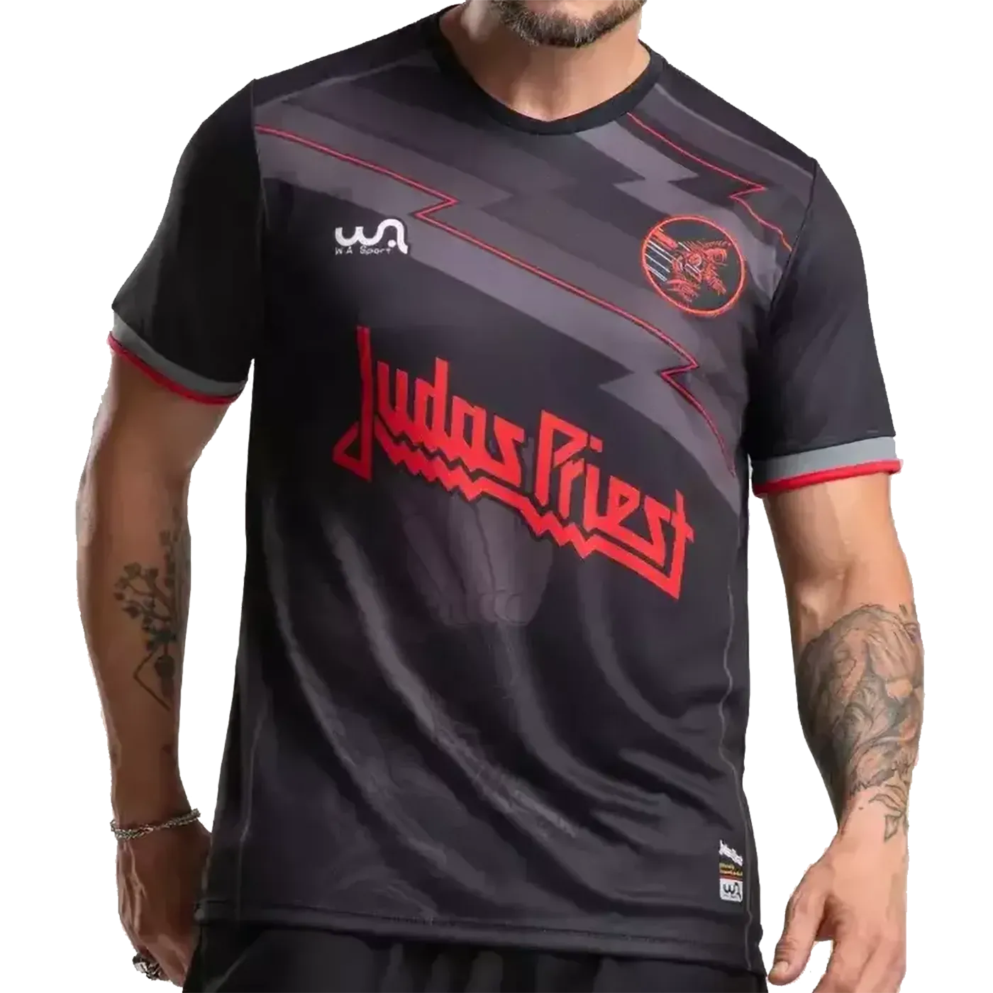 Maillot de football officiel Judas Priest Metal Gods noir et rouge – vue de face avec logo Judas Priest et écusson The Hellion | Official Judas Priest Metal Gods football shirt in black and red – front view with Judas Priest logo and The Hellion crest