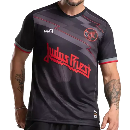 Maillot de football officiel Judas Priest Metal Gods noir et rouge – vue de face avec logo Judas Priest et écusson The Hellion | Official Judas Priest Metal Gods football shirt in black and red – front view with Judas Priest logo and The Hellion crest