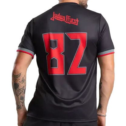 Maillot de football officiel Judas Priest Metal Gods – vue de dos avec logo Judas Priest et numéro 82 rouge | Official Judas Priest Metal Gods football shirt – back view with Judas Priest logo and red number 82