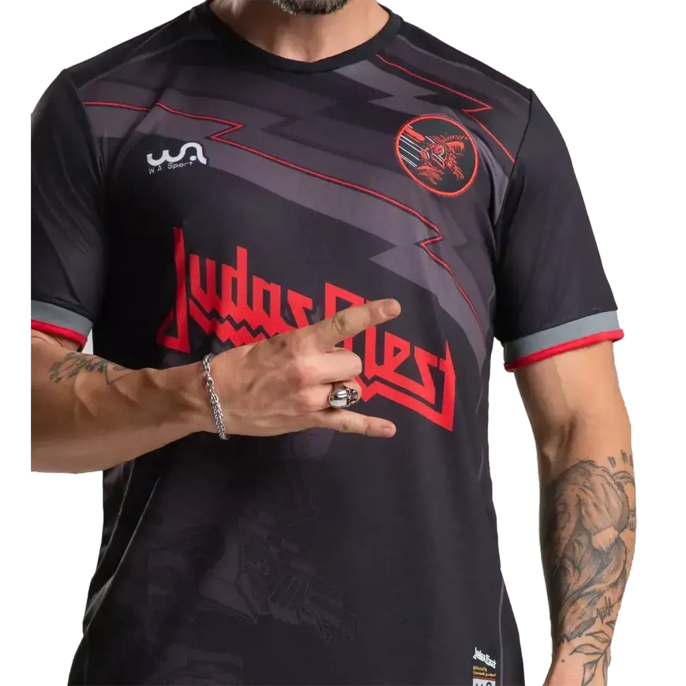 Maillot de football officiel Judas Priest Metal Gods – vue de dos avec logo Judas Priest et numéro 82 rouge | Official Judas Priest Metal Gods football shirt – back view with Judas Priest logo and red number 82