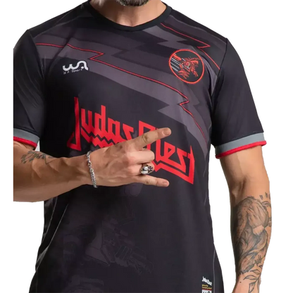 Maillot de football officiel Judas Priest Metal Gods – vue de dos avec logo Judas Priest et numéro 82 rouge | Official Judas Priest Metal Gods football shirt – back view with Judas Priest logo and red number 82