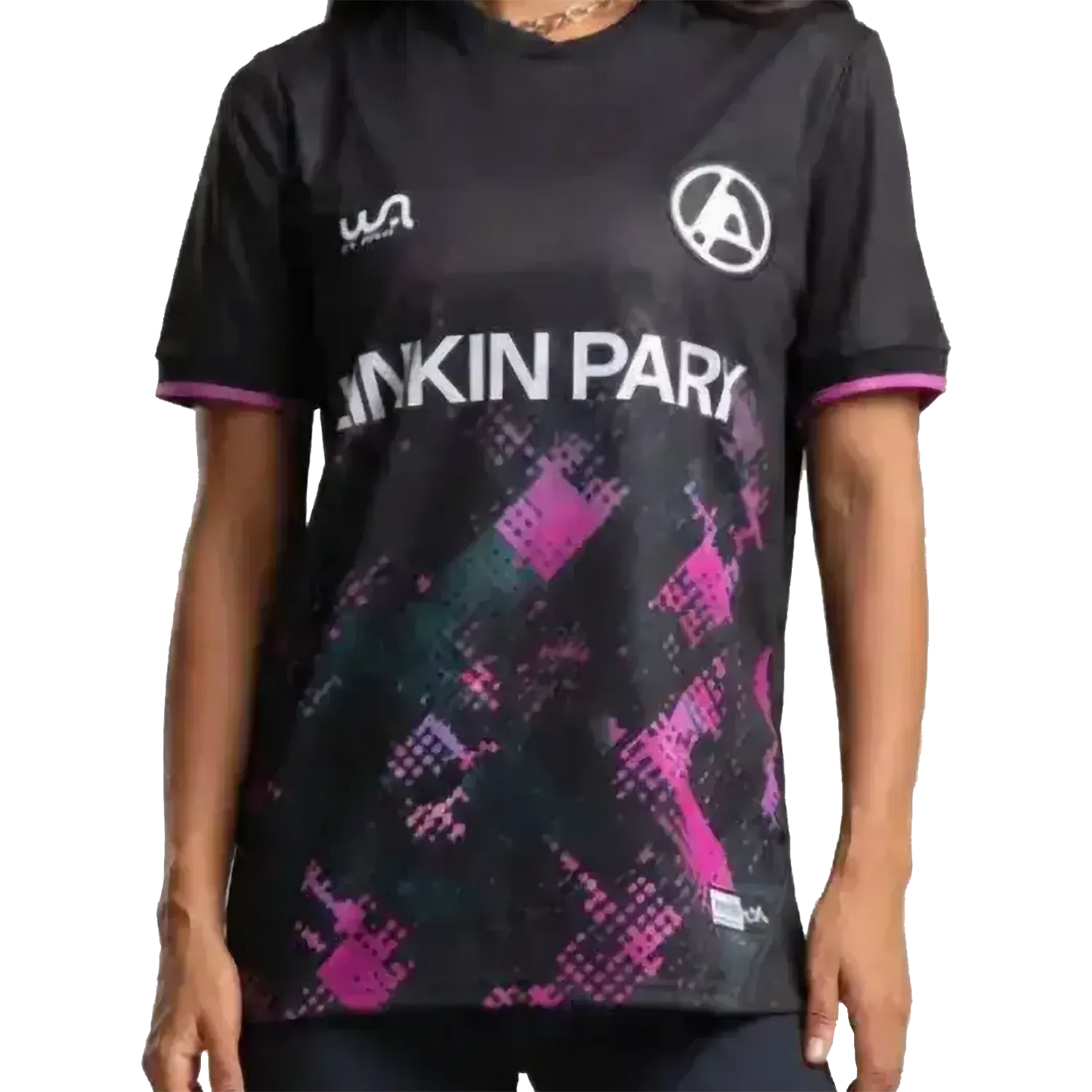 Maillot de football officiel Linkin Park From Zero noir – vue de face avec logo blanc, motifs rose et violet et écusson brodé | Official Linkin Park From Zero black football shirt – front view with white logo, pink and purple graphics and embroidered crest