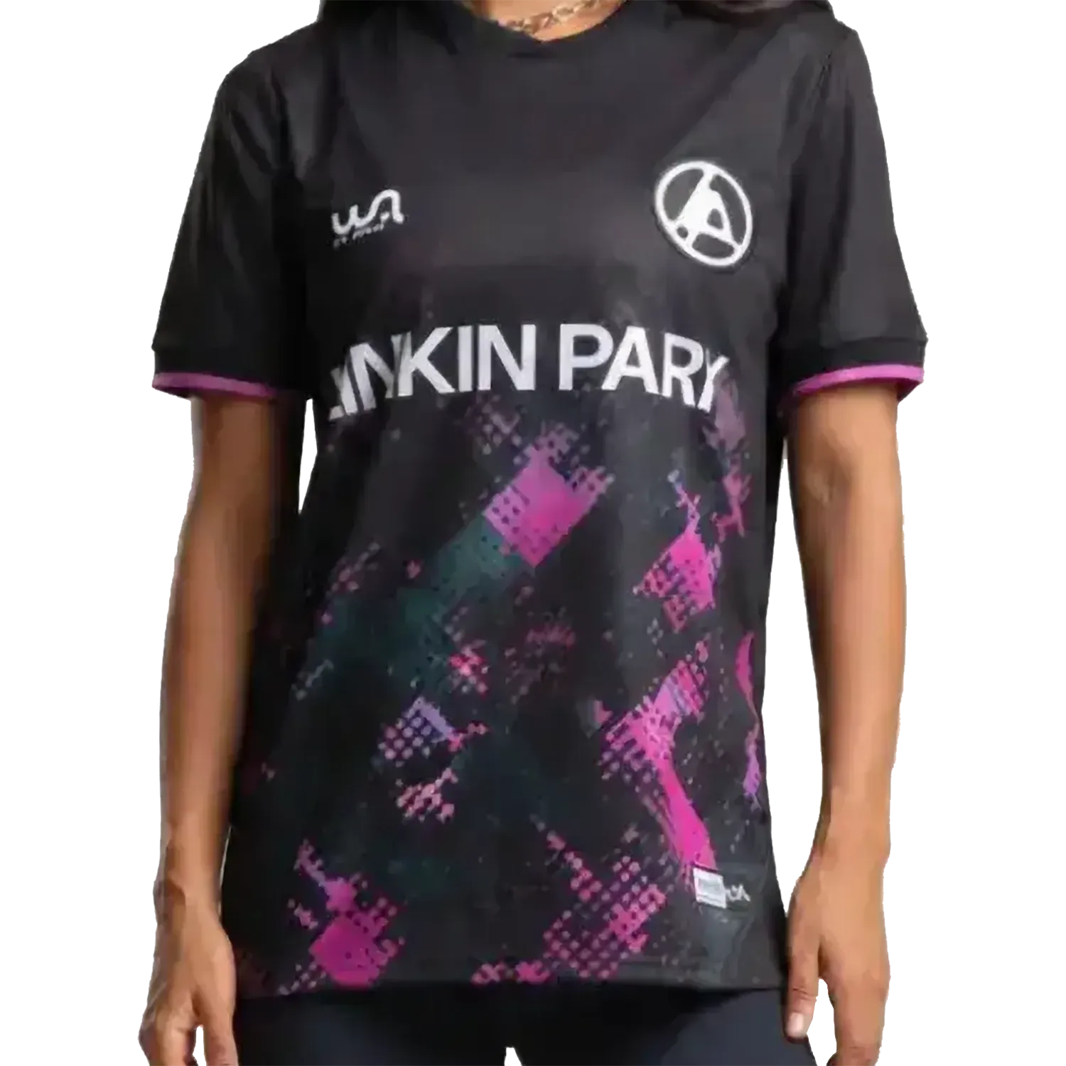 Maillot de football officiel Linkin Park From Zero noir – vue de face avec logo blanc, motifs rose et violet et écusson brodé | Official Linkin Park From Zero black football shirt – front view with white logo, pink and purple graphics and embroidered crest