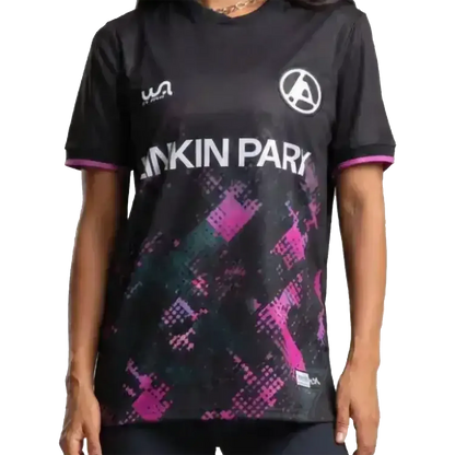 Maillot de football officiel Linkin Park From Zero noir – vue de face avec logo blanc, motifs rose et violet et écusson brodé | Official Linkin Park From Zero black football shirt – front view with white logo, pink and purple graphics and embroidered crest