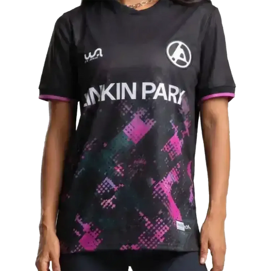 Maillot de football officiel Linkin Park From Zero noir – vue de face avec logo blanc, motifs rose et violet et écusson brodé | Official Linkin Park From Zero black football shirt – front view with white logo, pink and purple graphics and embroidered crest