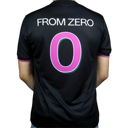 Maillot Linkin Park From Zero officiel – vue de dos avec inscription From Zero et grand numéro 0 rose | Official Linkin Park From Zero football shirt – back view with From Zero lettering and large pink number 0