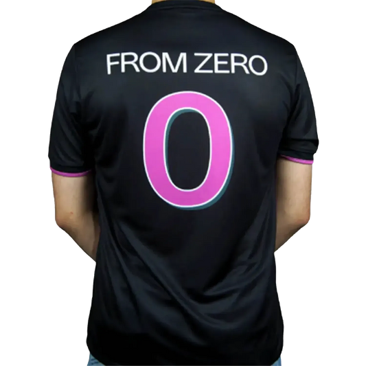 Maillot Linkin Park From Zero officiel – vue de dos avec inscription From Zero et grand numéro 0 rose | Official Linkin Park From Zero football shirt – back view with From Zero lettering and large pink number 0