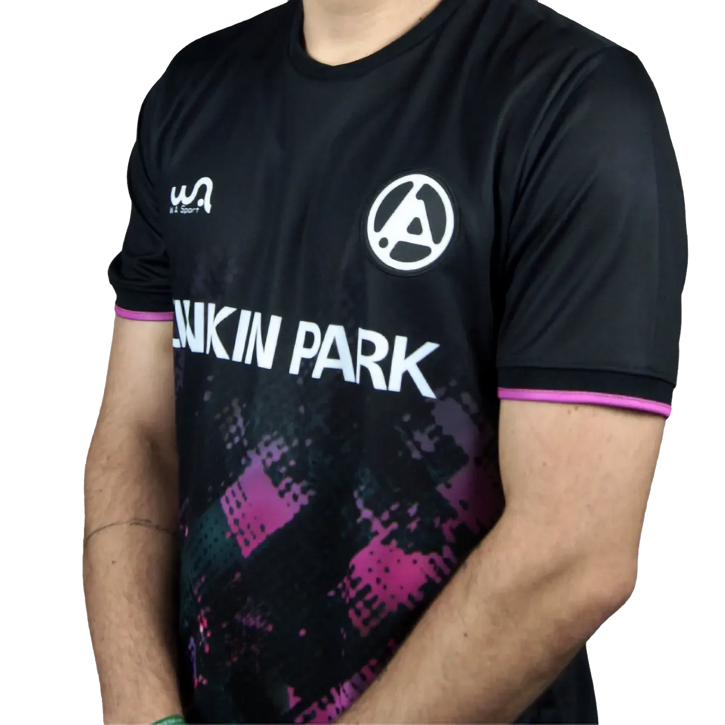 Maillot de football Linkin Park From Zero porté – vue trois-quarts avec écusson rond et finitions roses | Linkin Park From Zero football shirt worn – three-quarter view with round crest and pink sleeve trim
