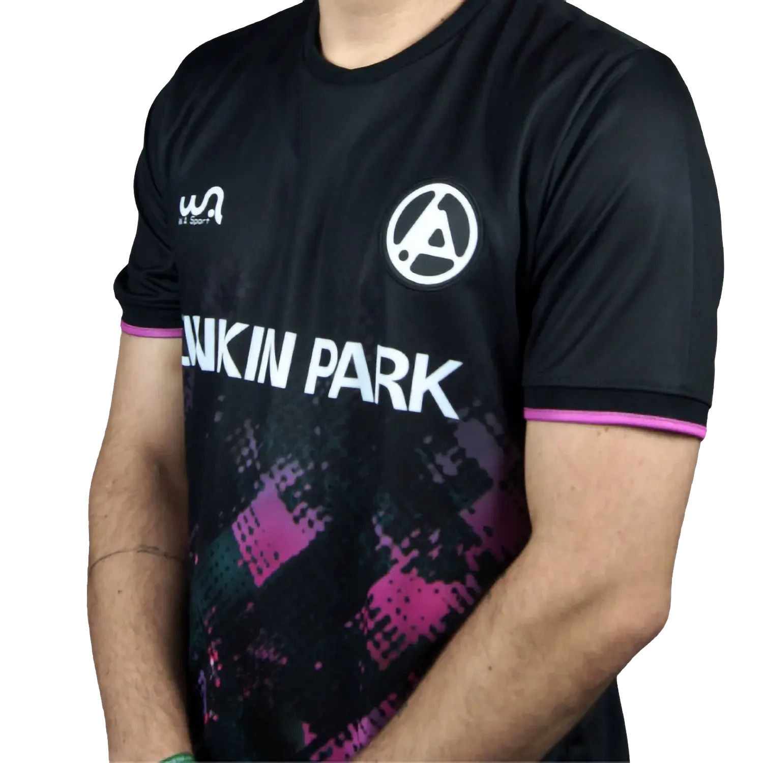 Maillot de football Linkin Park From Zero porté – vue trois-quarts avec écusson rond et finitions roses | Linkin Park From Zero football shirt worn – three-quarter view with round crest and pink sleeve trim