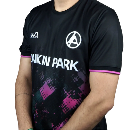 Maillot de football Linkin Park From Zero porté – vue trois-quarts avec écusson rond et finitions roses | Linkin Park From Zero football shirt worn – three-quarter view with round crest and pink sleeve trim